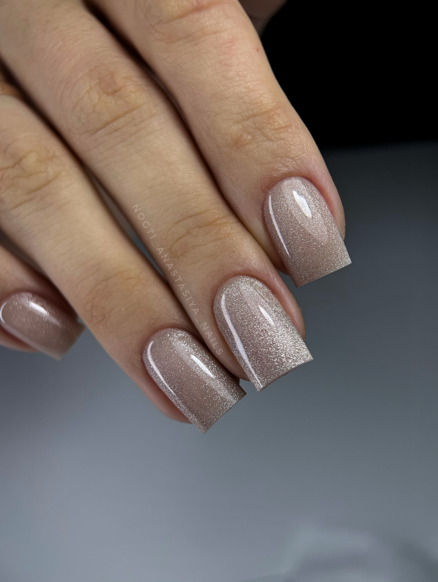 Szyk i minimalizm na końcówkach palców