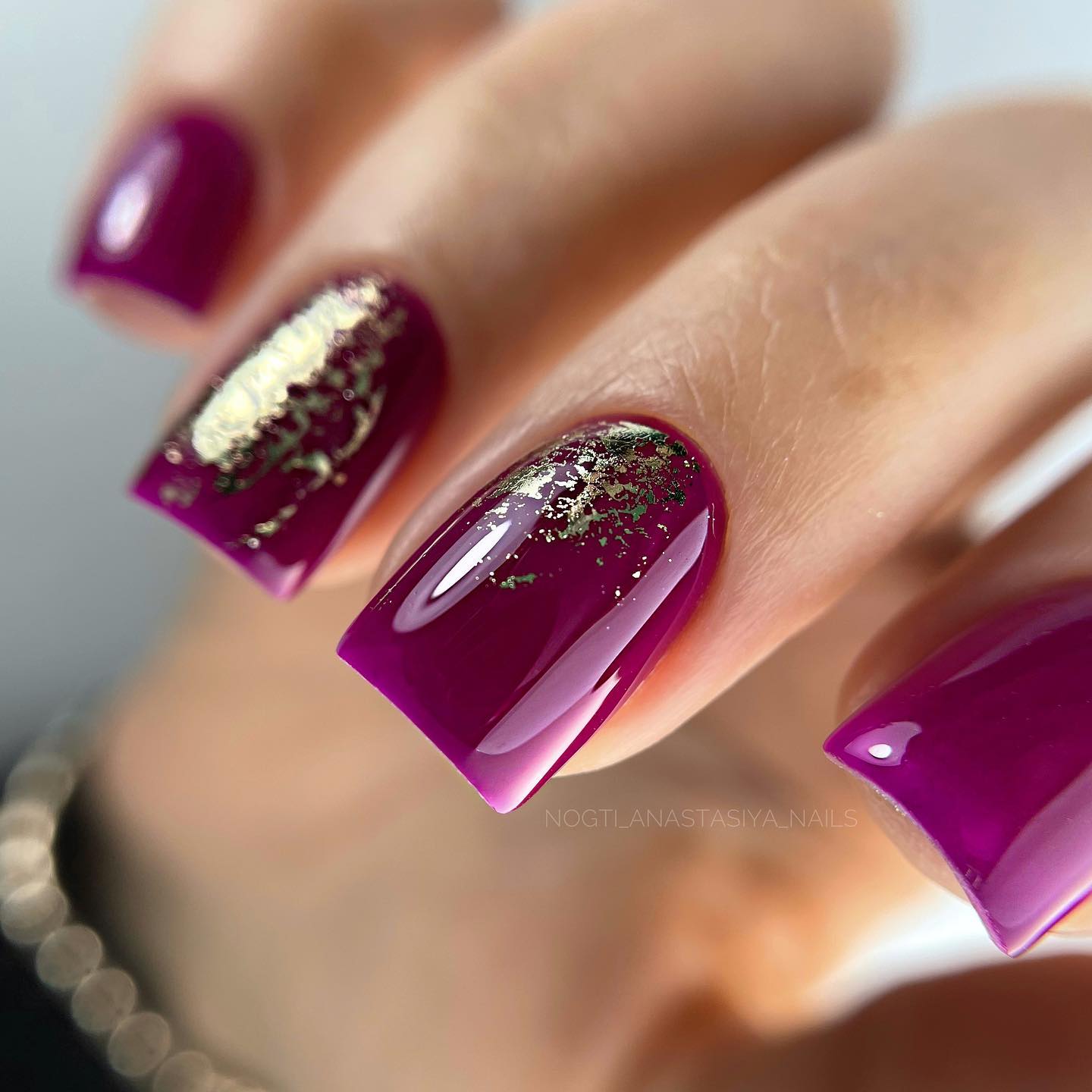 Odcienie luksusu: fioletowo-złoty manicure