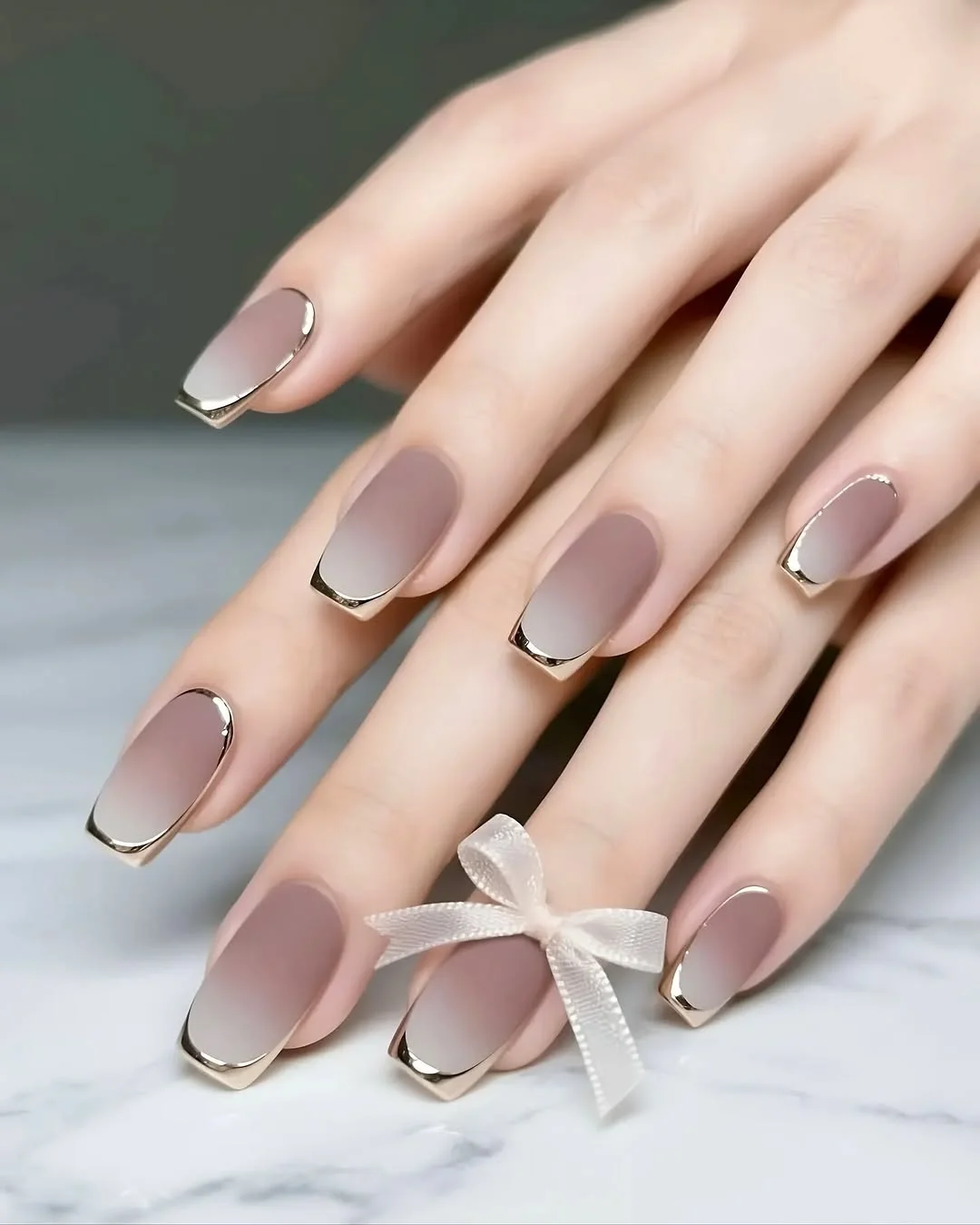 Gra ombre ze złotym akcentem