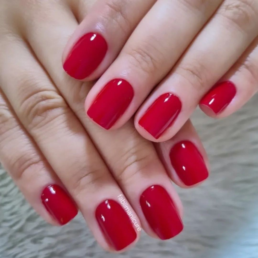 Czerwony manicure dla odważnych.