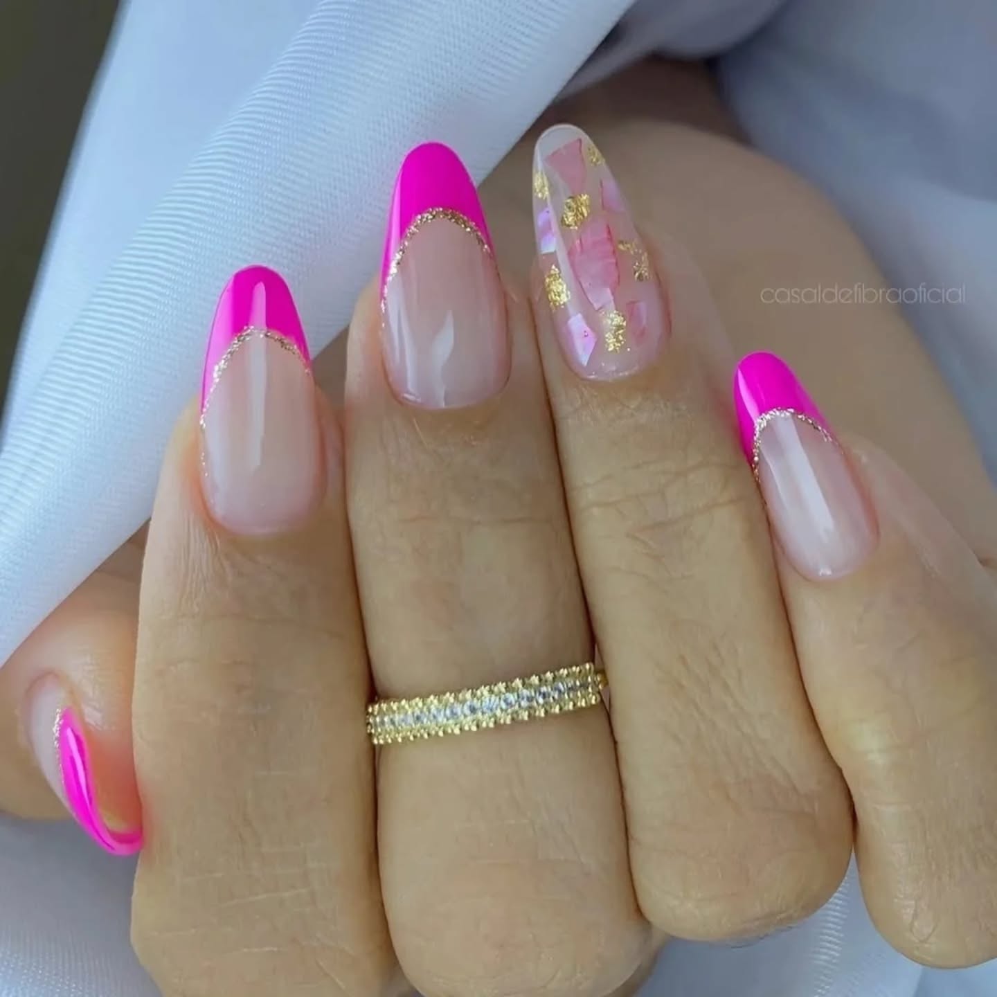 Neonowy szyk: intensywność i styl na czubkach palców!