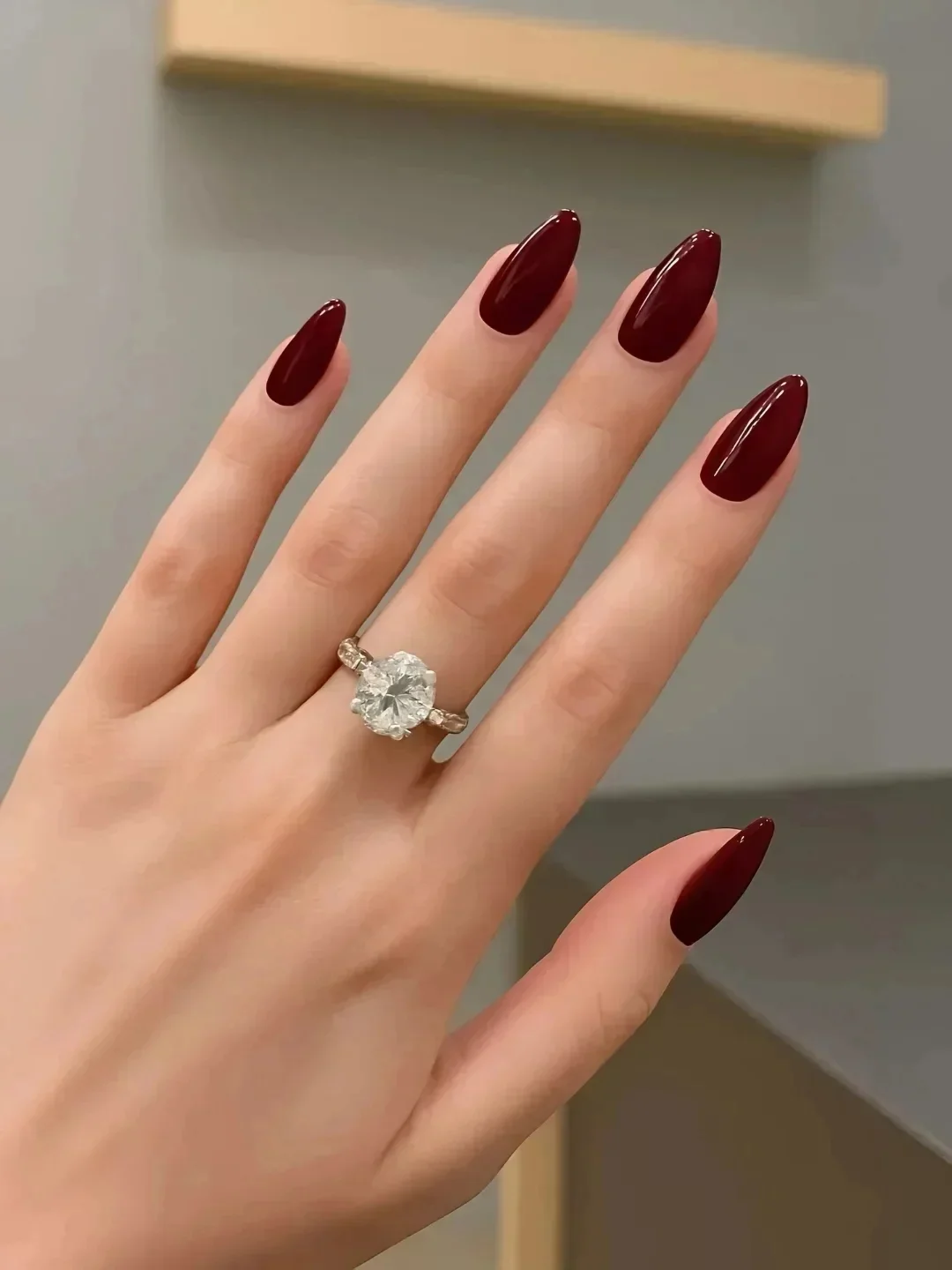 Wiśniowa elegancja: manicure dla prawdziwych kobiet