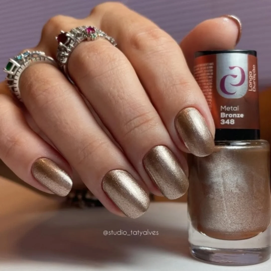 Metaliczny szyk: brązowo-brązowa bajka na paznokciach