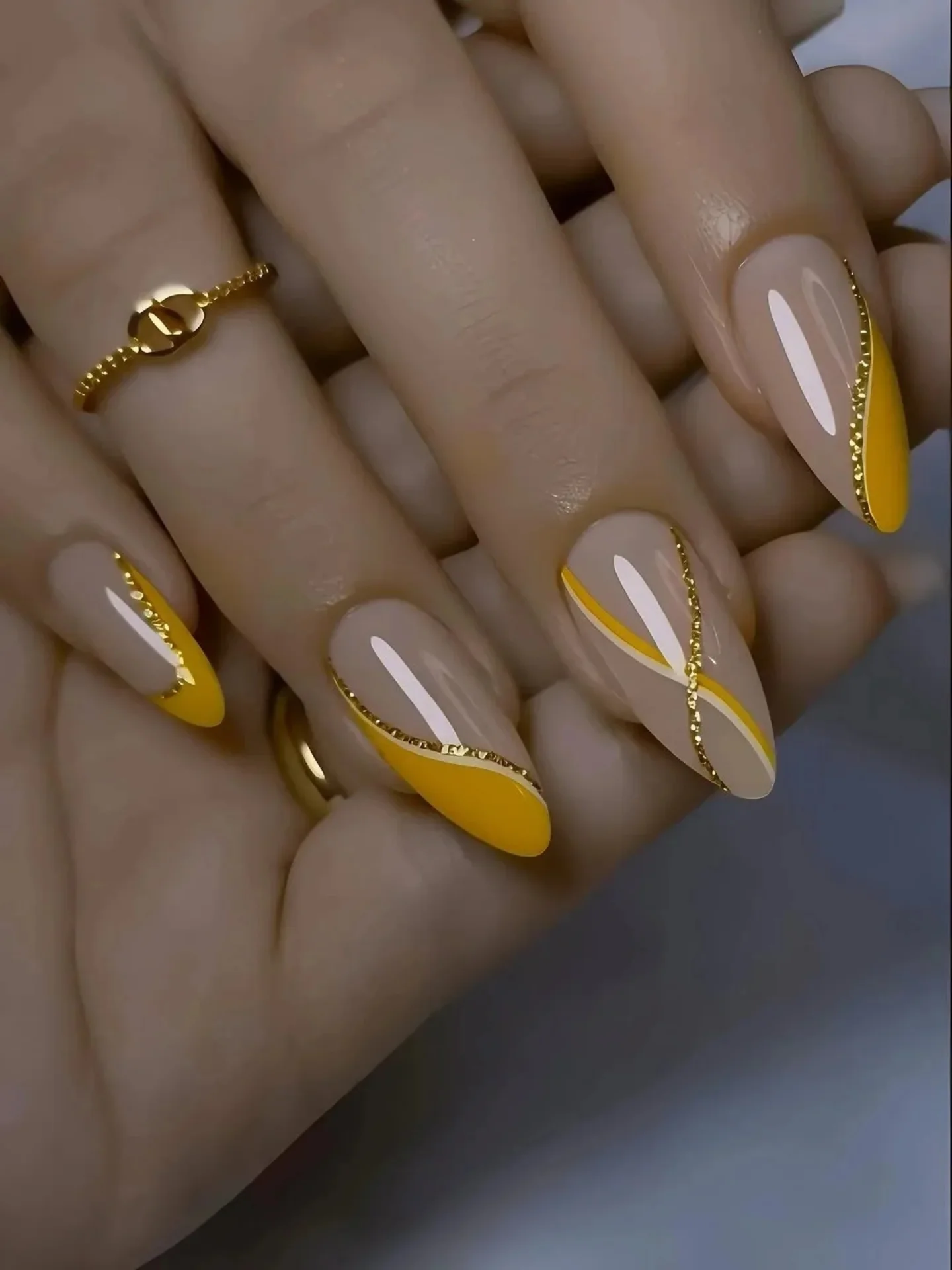 Słoneczna elegancja: manicure, który promieniuje stylem