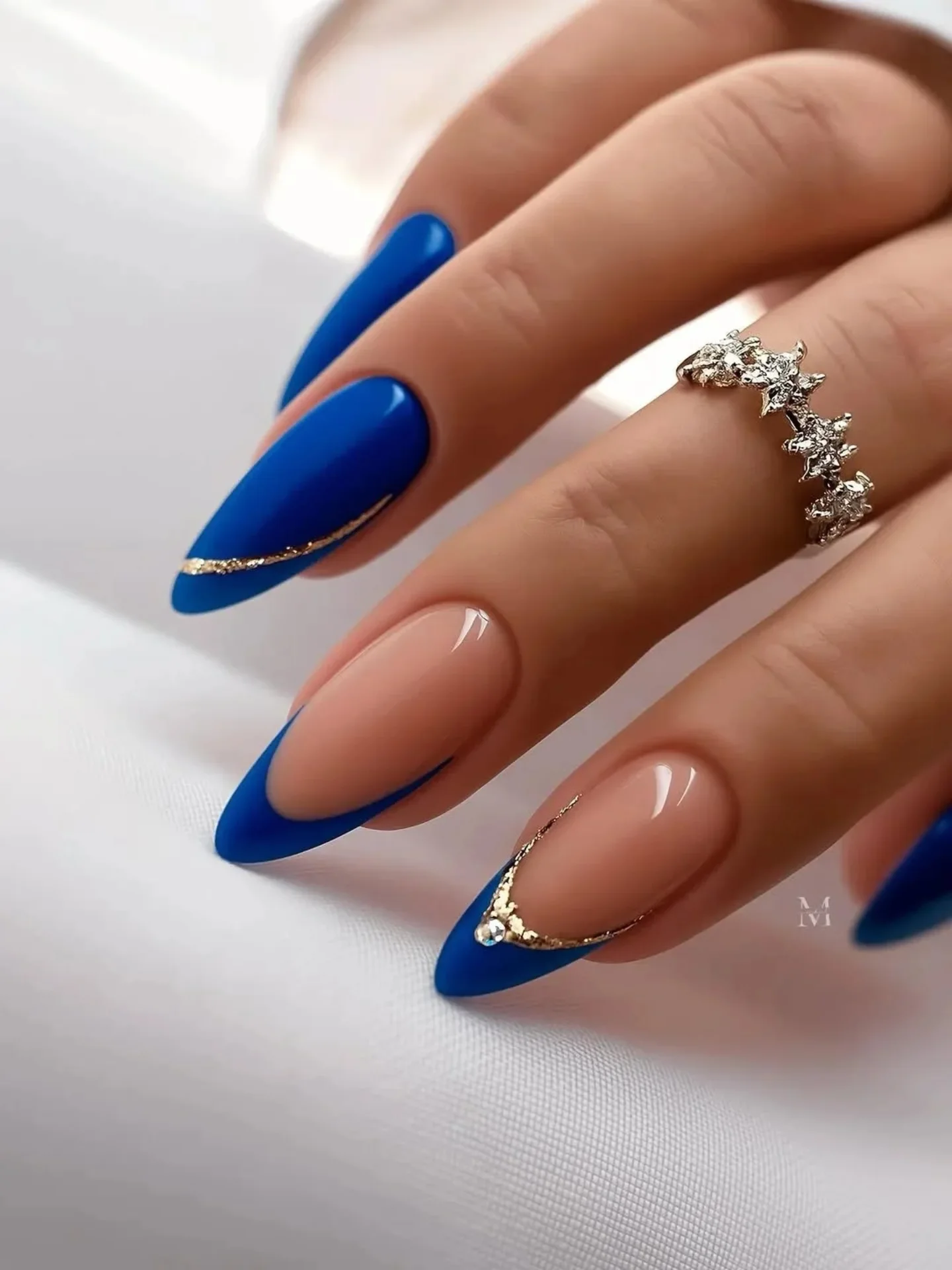 Elegancka eksplozja koloru: niebieski ze złotem