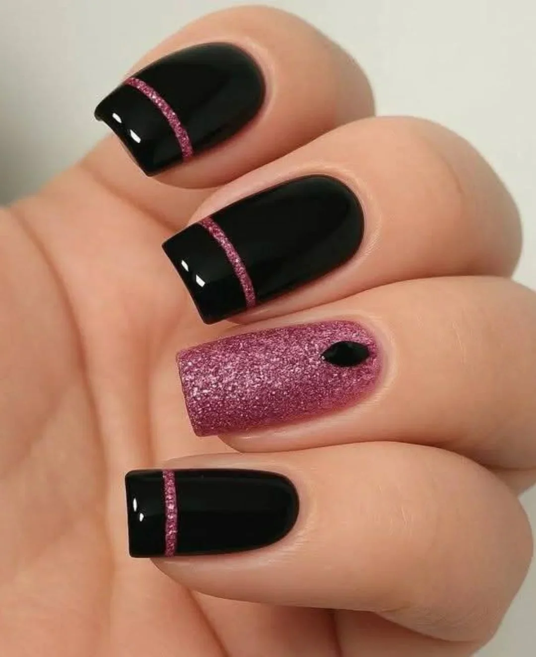 "Dramat czerni i różowego blasku"