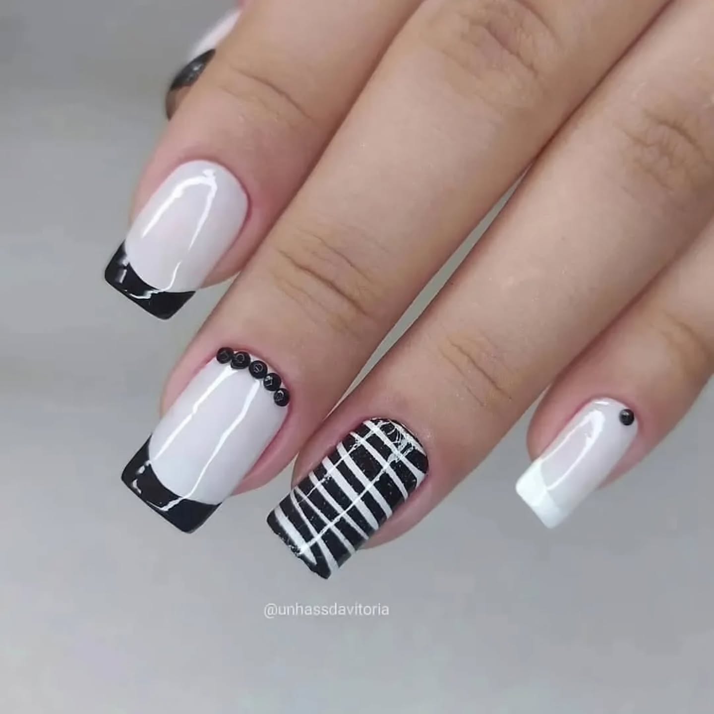 Czarny akcent — elegancja w prostocie.