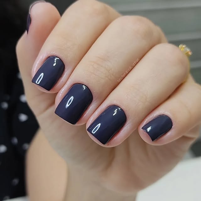 Ciemna elegancja na końcówkach palców