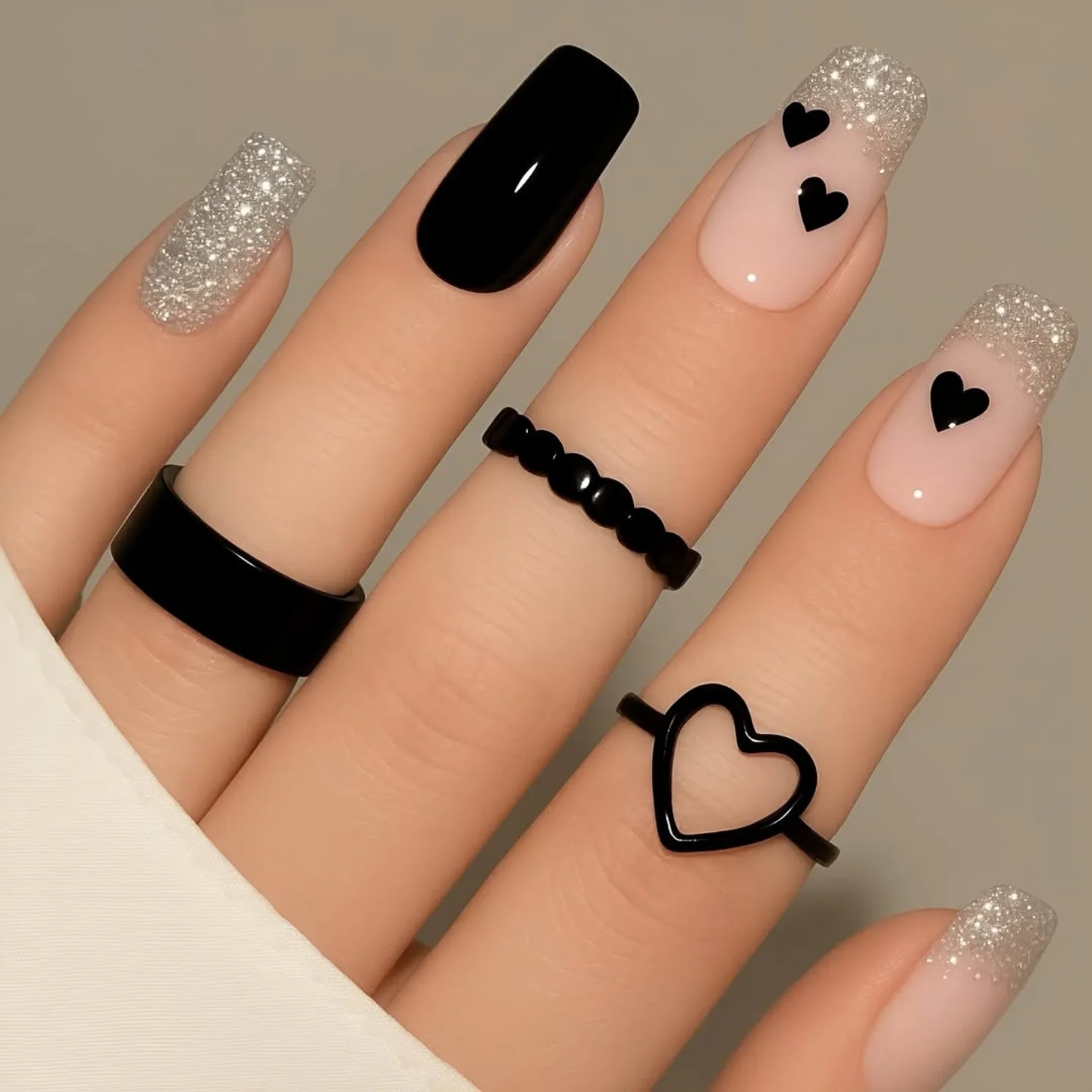 Urocze ciemne serca na końcówkach