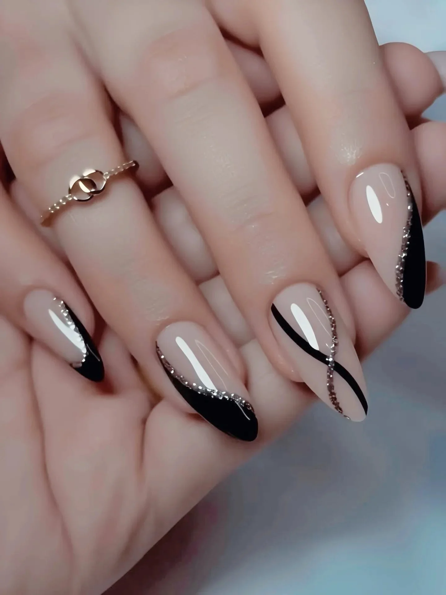 Elegancki minimalizm: manicure dla prawdziwych koneserów stylu