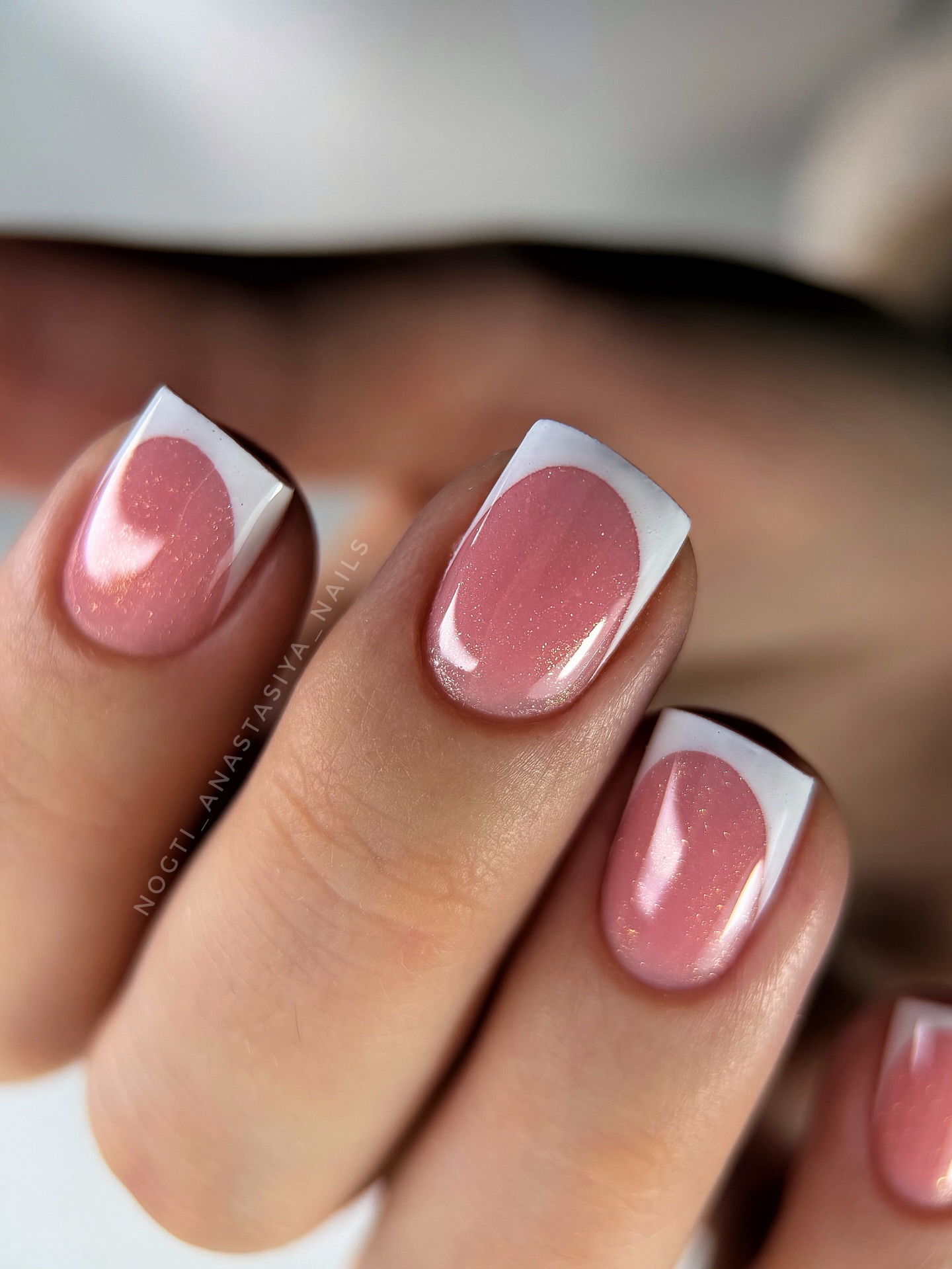 Klasyka z blaskiem: uroczy manicure francuski!