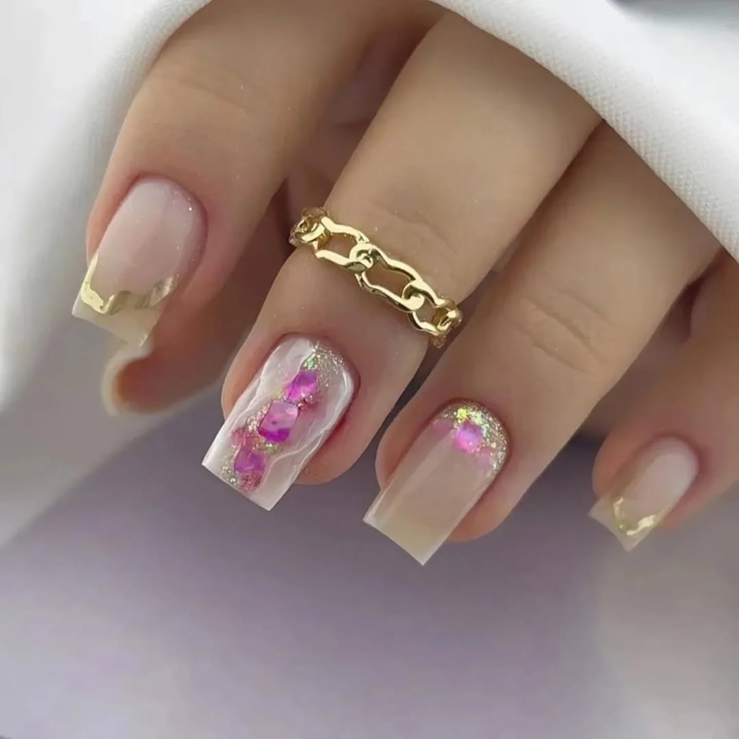 Blask złota i różowej magii na Twoich paznokciach