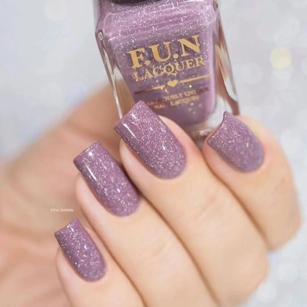 Lśniący fiolet – luksus na końcówkach palców