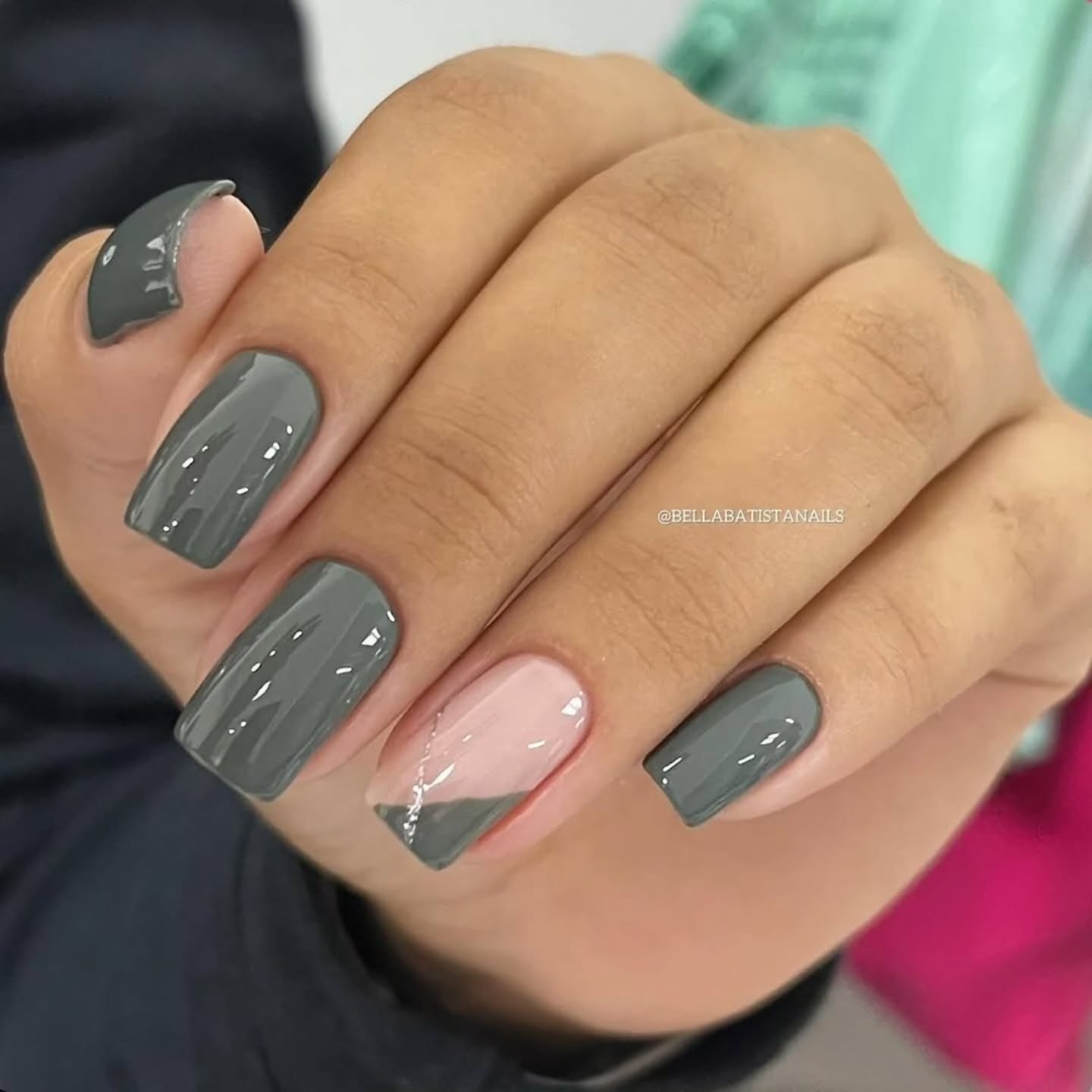 Symfonia szaro-różowego przytulnego klimatu na kwadratowych paznokciach