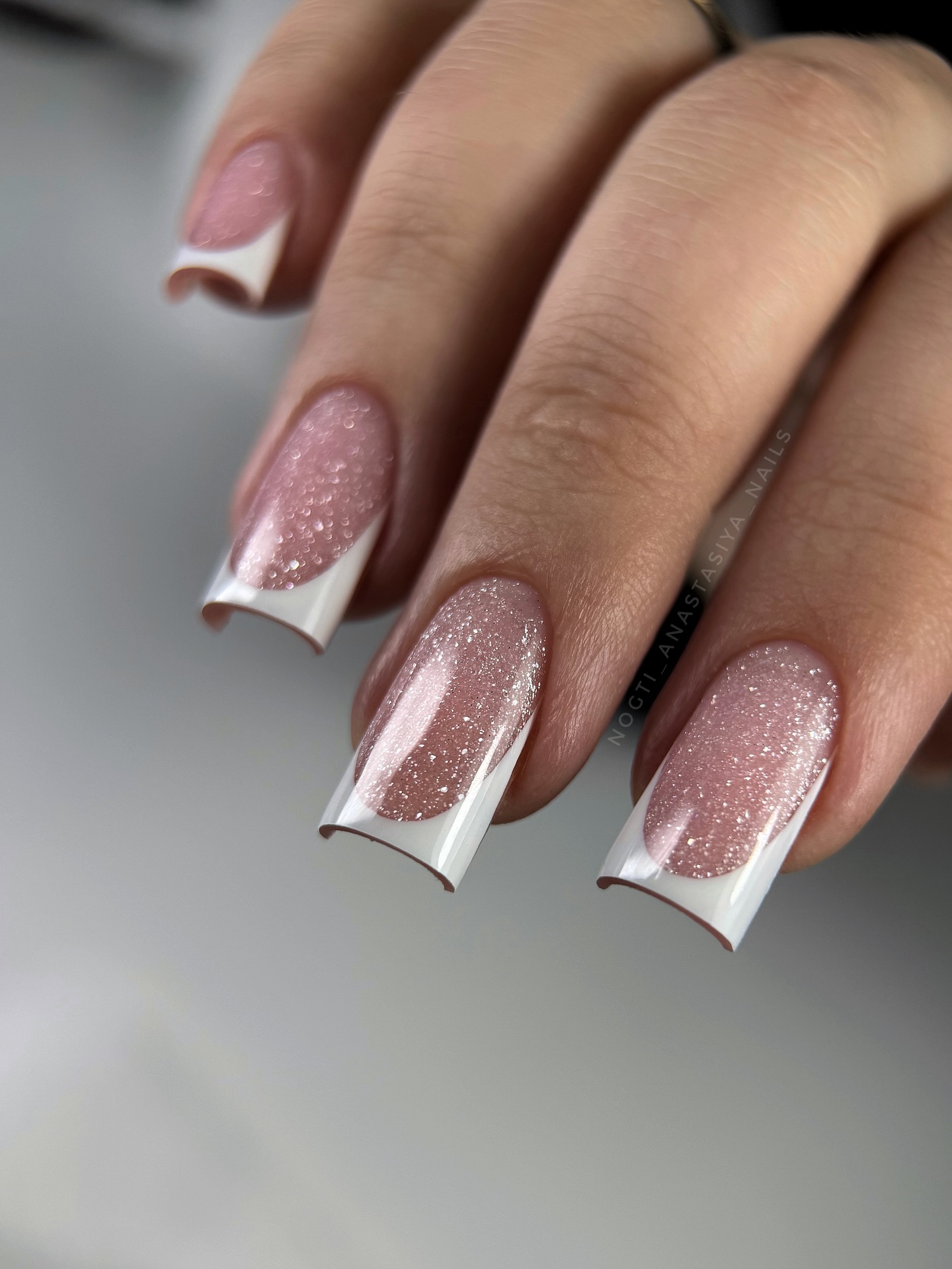 Elegancja w każdym pociągnięciu: idealny french z połyskiem