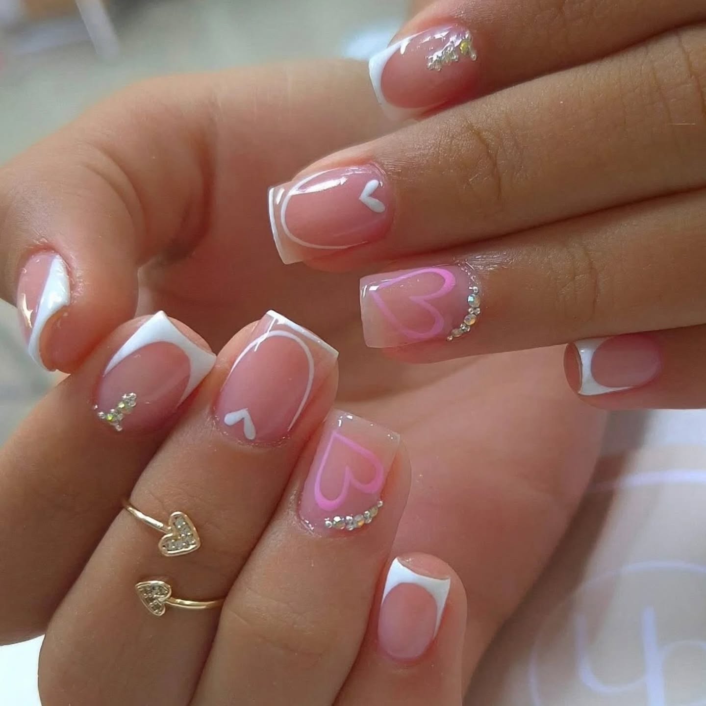 Delikatny manicure z romantycznym akcentem