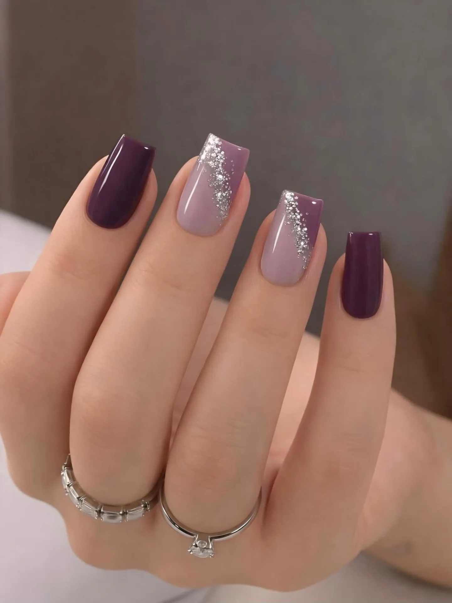 Luksusowy fioletowy manicure z błyszczącym akcentem!