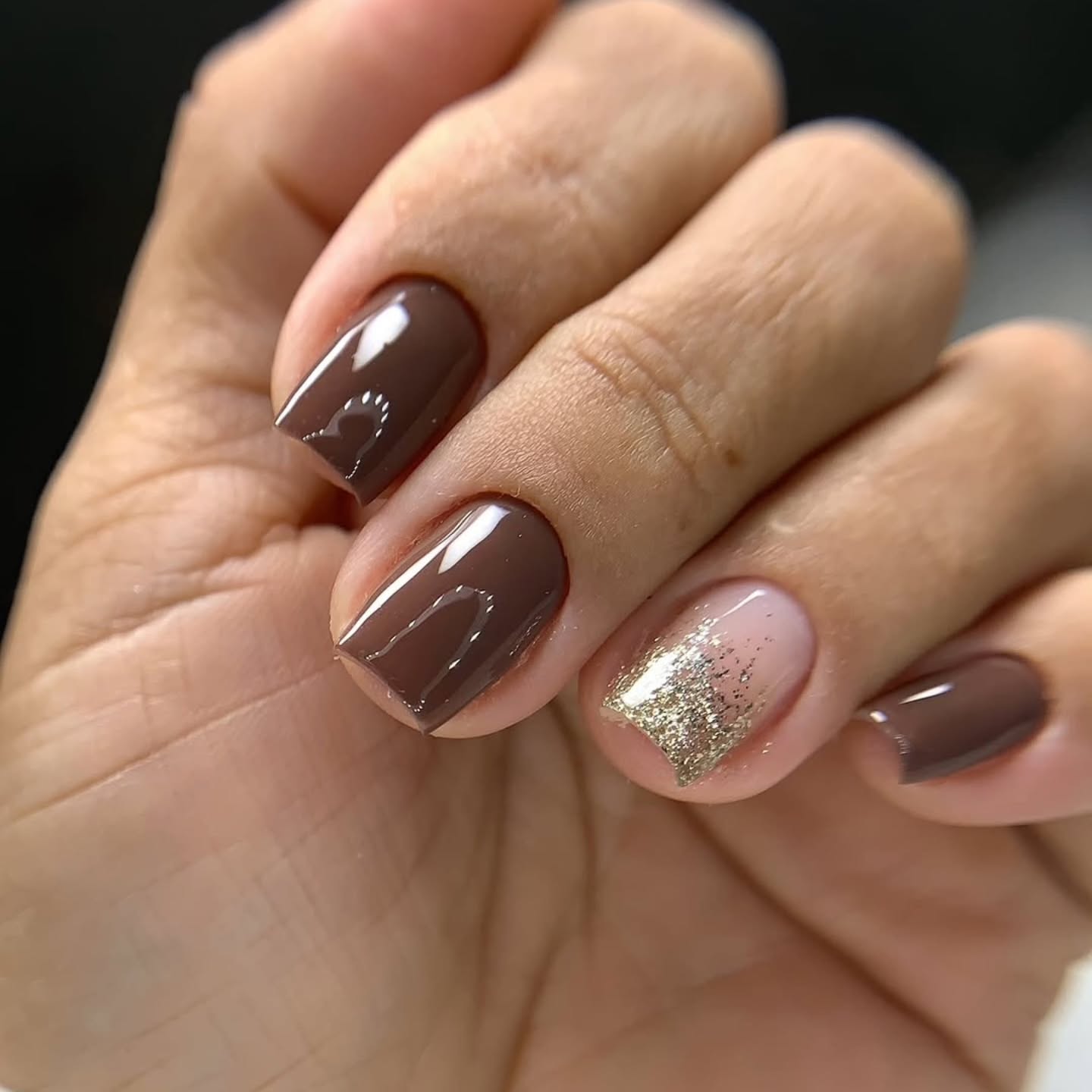Czekolada i złoto – harmonia na końcówkach palców