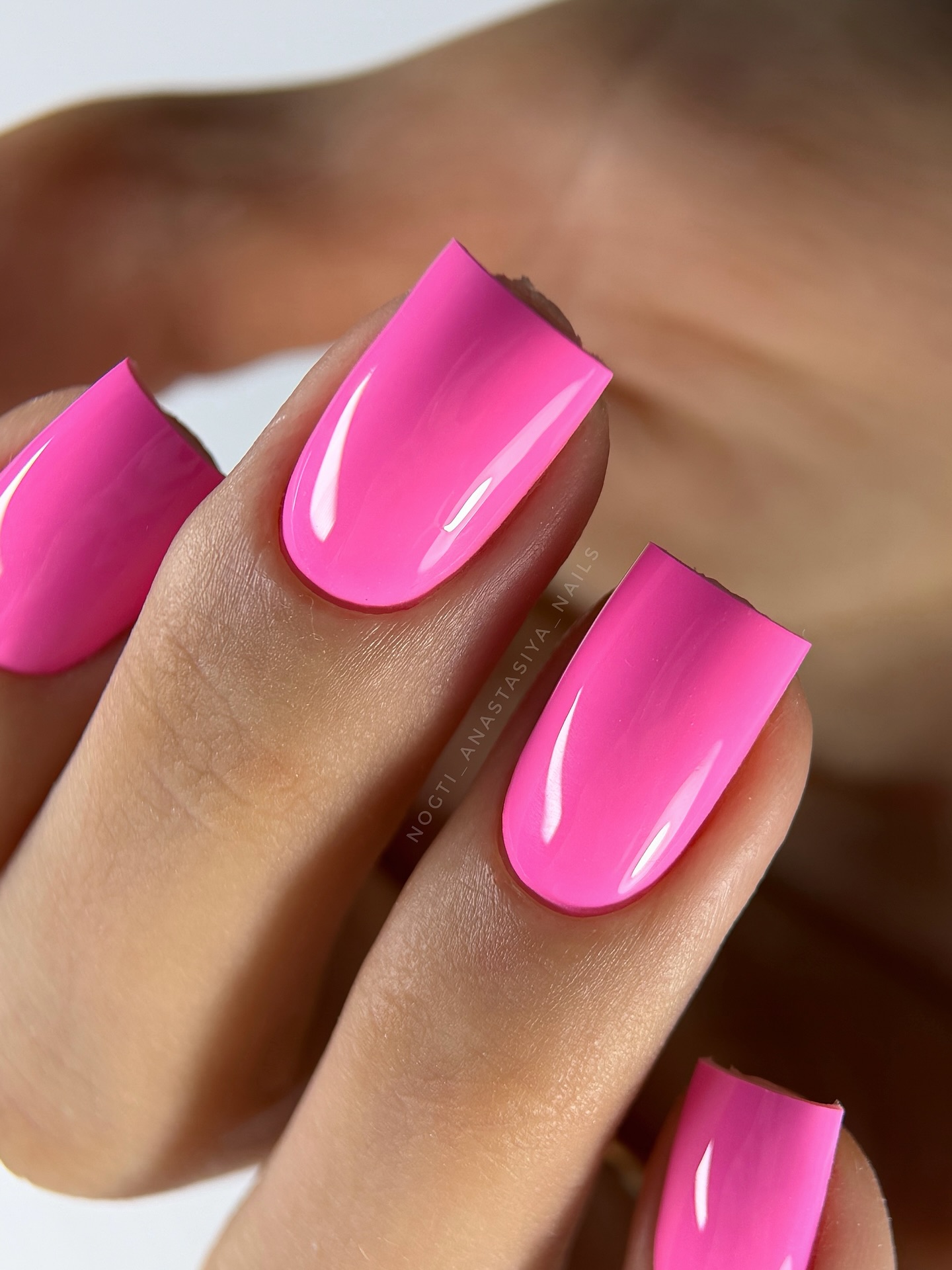 <strong>Paradoksalne neonowe pole</strong>” width=”680″ height=”850″ /></p>
<div class=