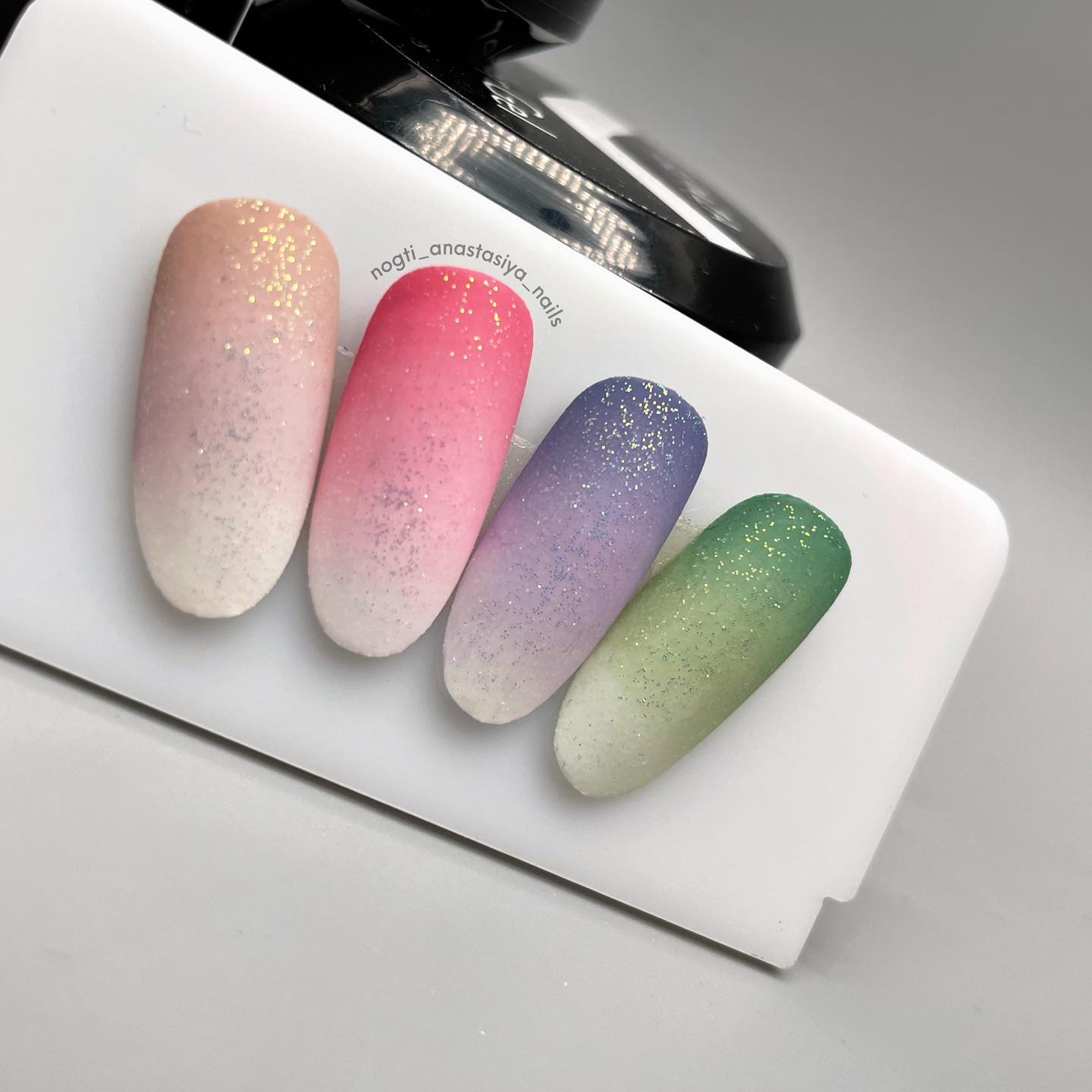 Kosmiczny gradient na paznokciach: magia kolorów