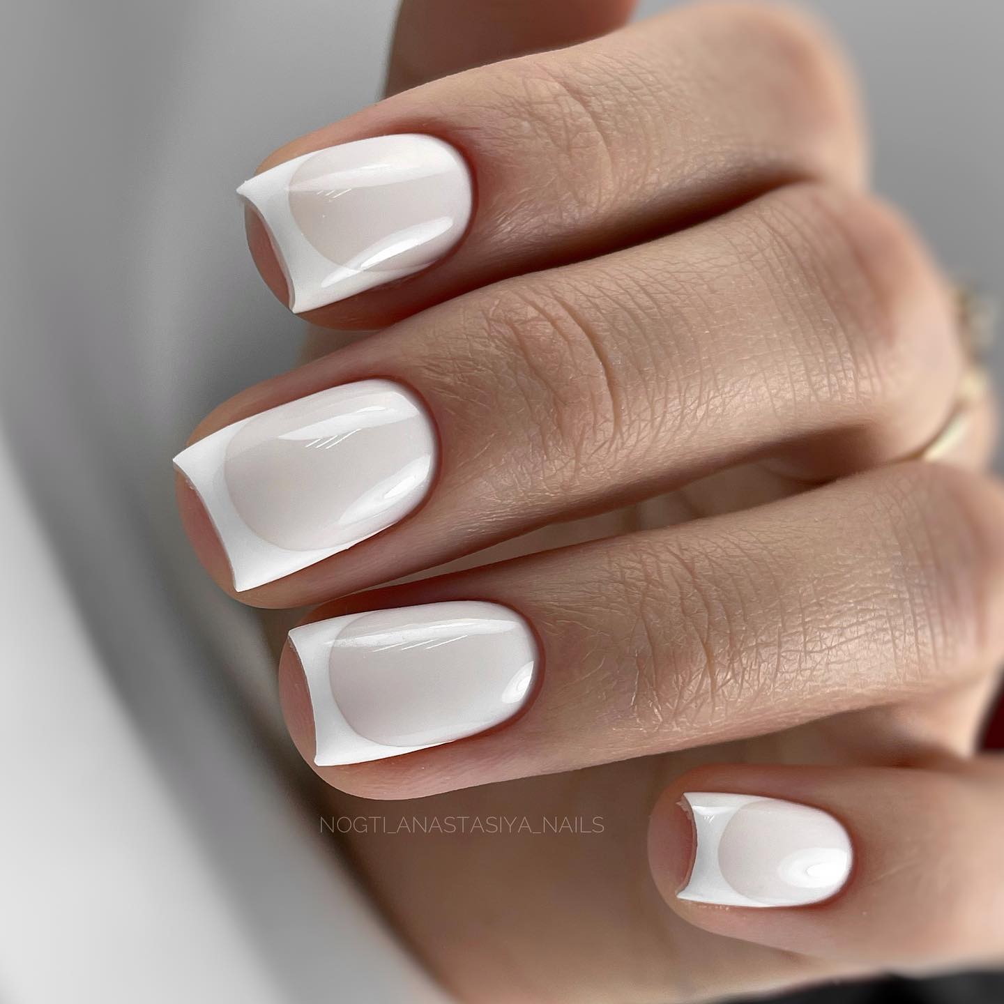 Nieskazitelna biała klasyka w nowoczesnym wydaniu