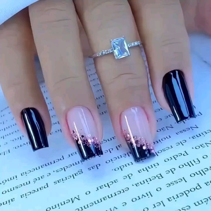 Czarny szyk i błyszczący gradient: manicure, który oczarowuje