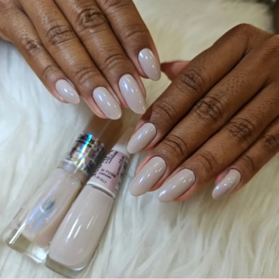 "Delikatność w prostocie: wyrafinowany beżowy manicure"