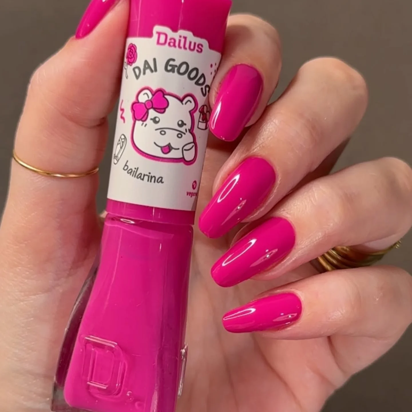 Neonowe zauroczenie: wyrazisty manicure