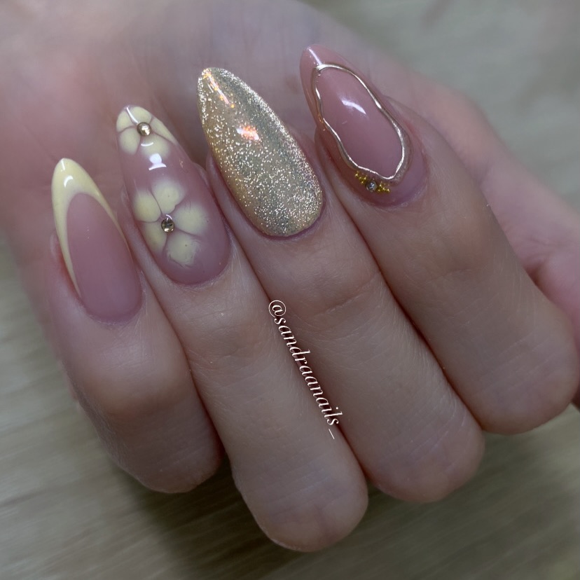 Słoneczna delikatność na Twoich paznokciach