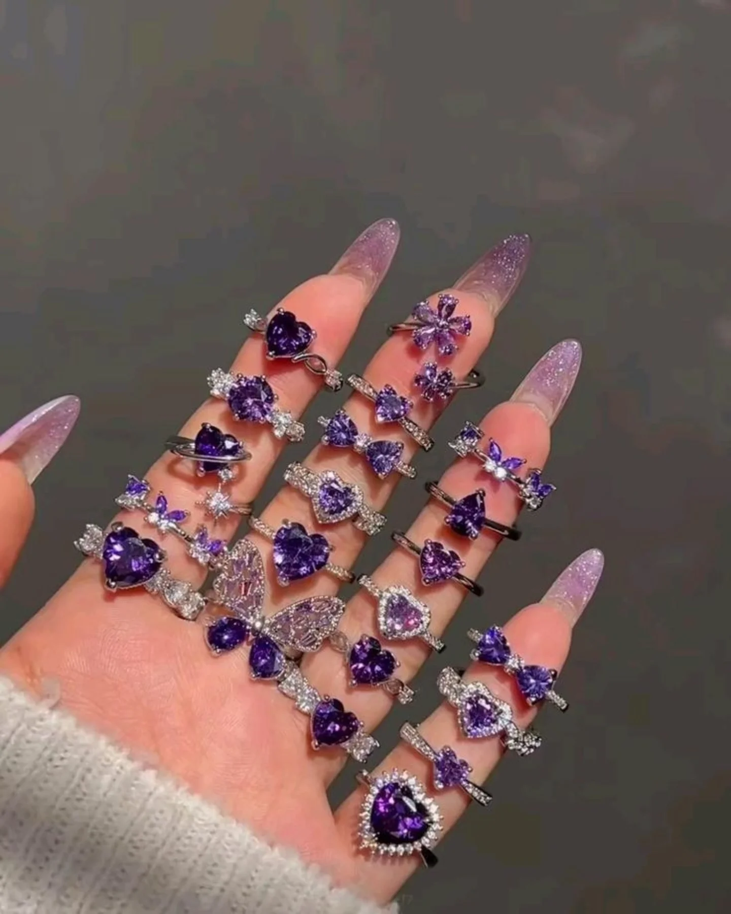 Mistyczny blask na końcówkach palców