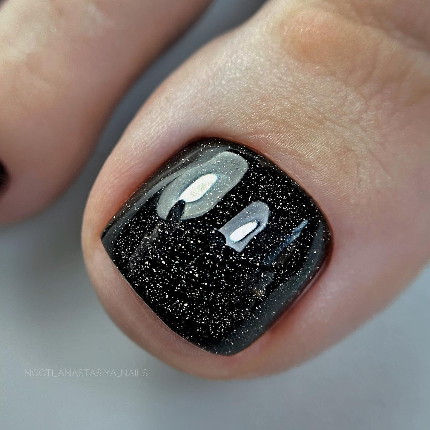 Tajemnicza elegancja w czarnym blasku!