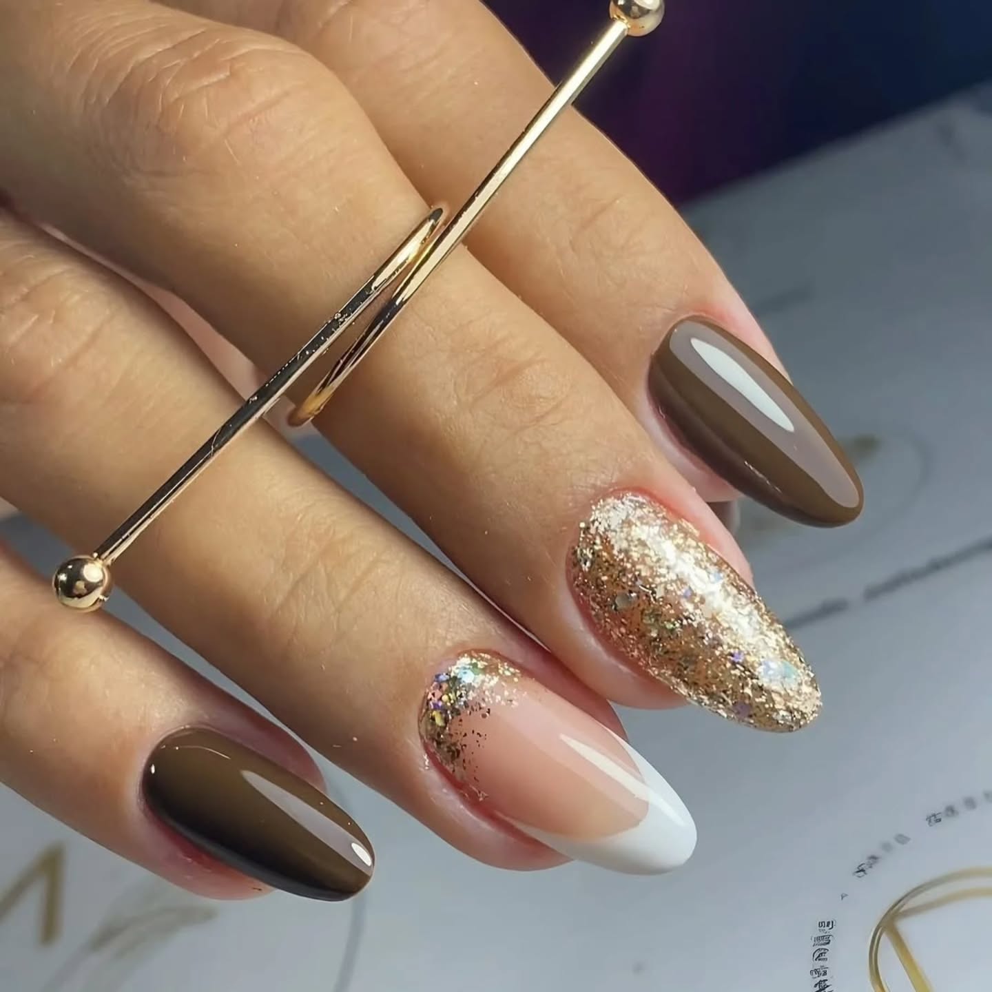 Złoto i kawa: luksus na końcówkach palców