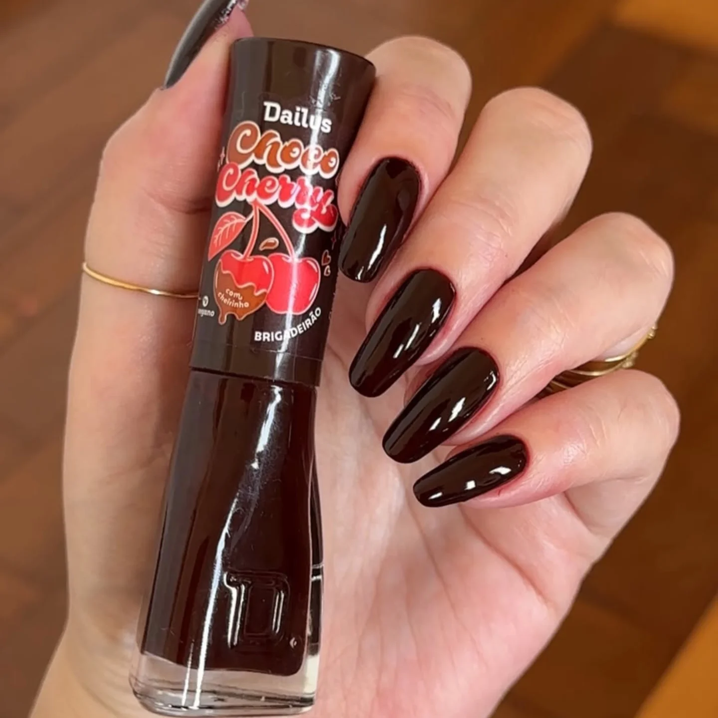 Czekoladowo-wiśniowy szyk dla paznokci