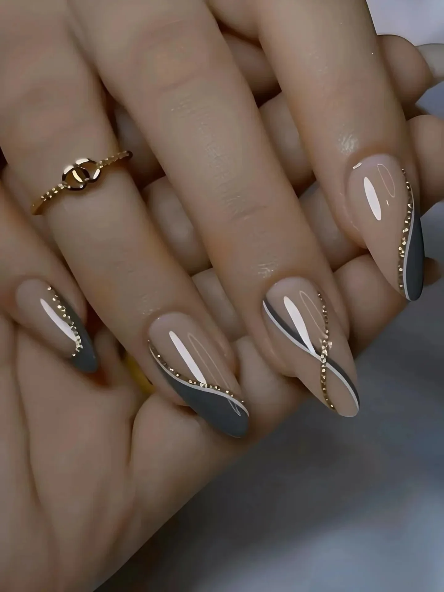 Elegancki kontrast: stylowy manicure dnia