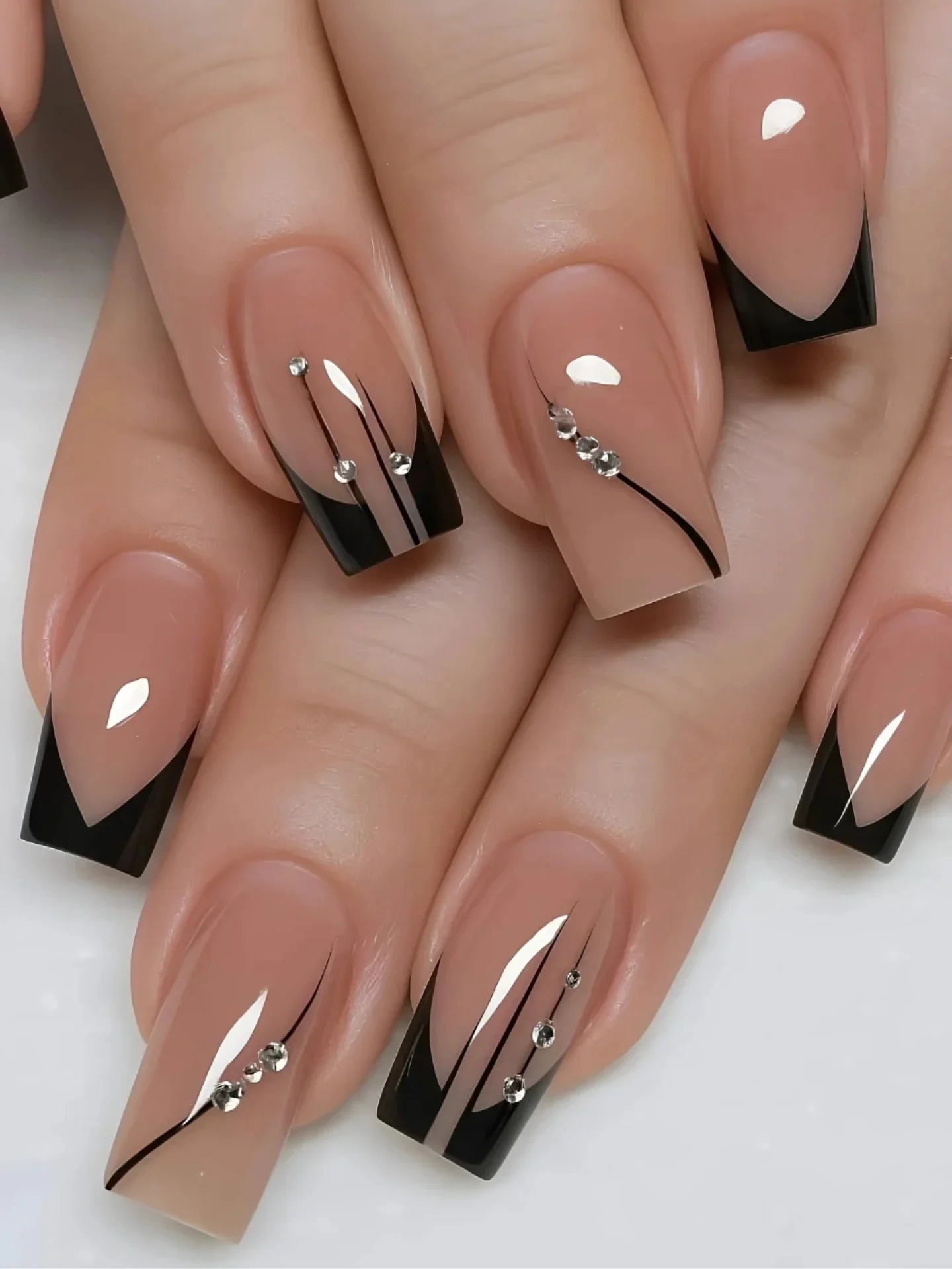 Czarna czekolada z połyskiem — manicure dla niepoprawnie stylowych.