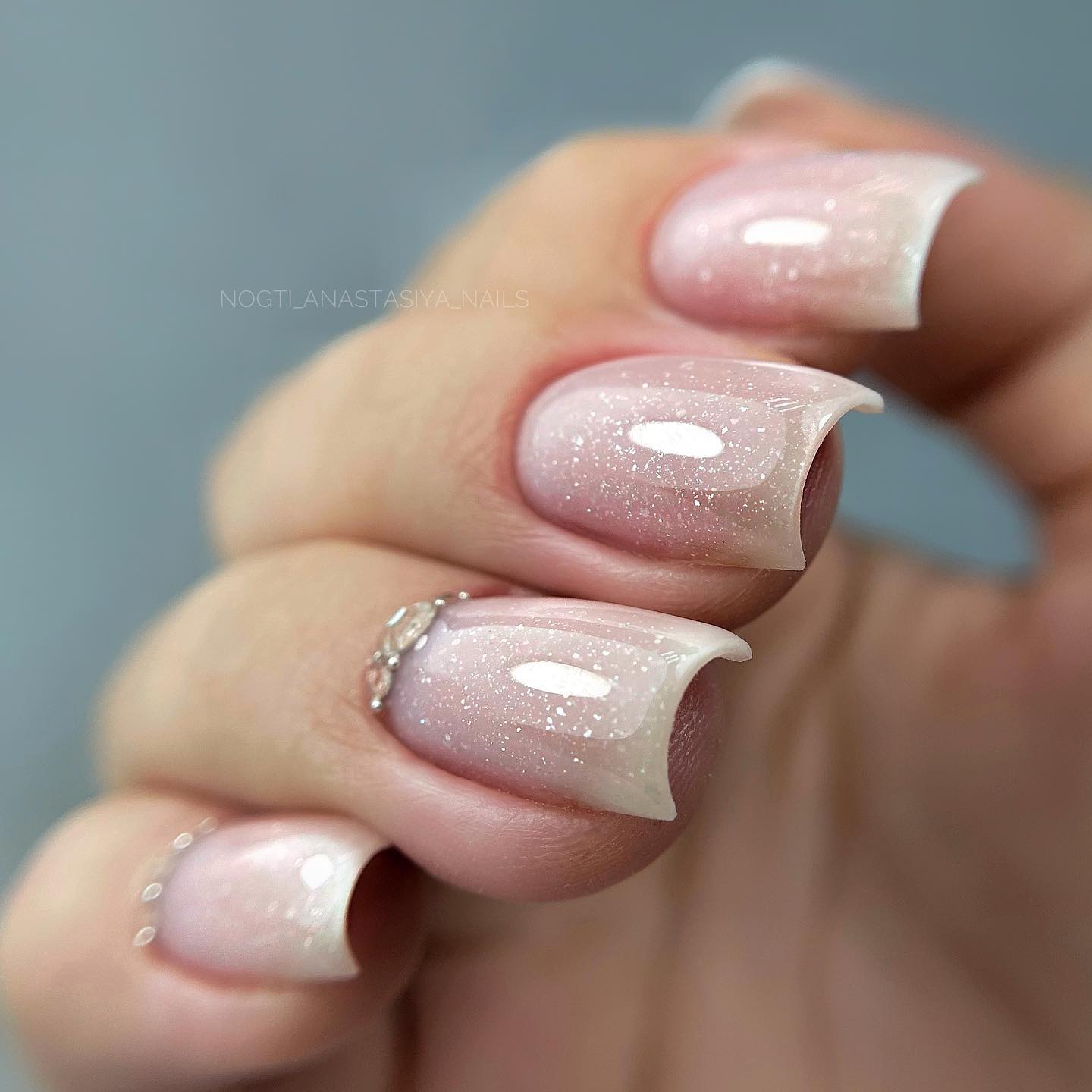 Błyszczący urok minimalizmu: manicure dla prawdziwych estetów