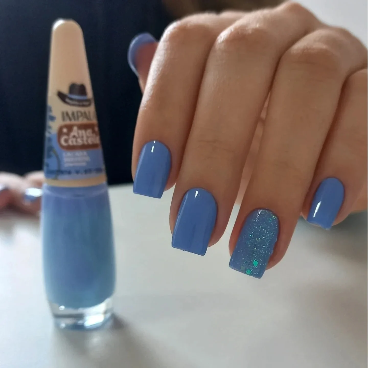 Świeży powiew błękitu: manicure urzekający subtelną głębią