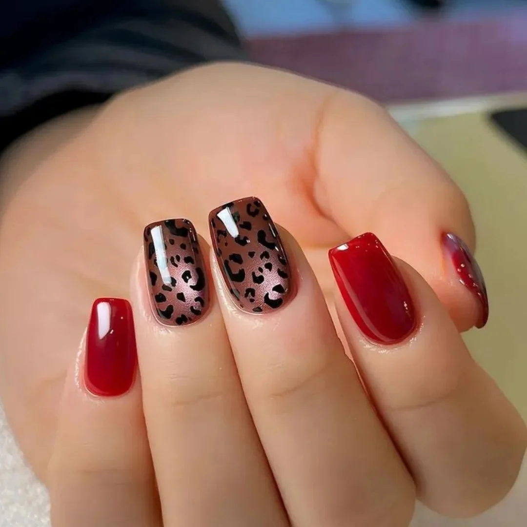 Efektowny manicure leopardzi z wyraźnym akcentem stylu
