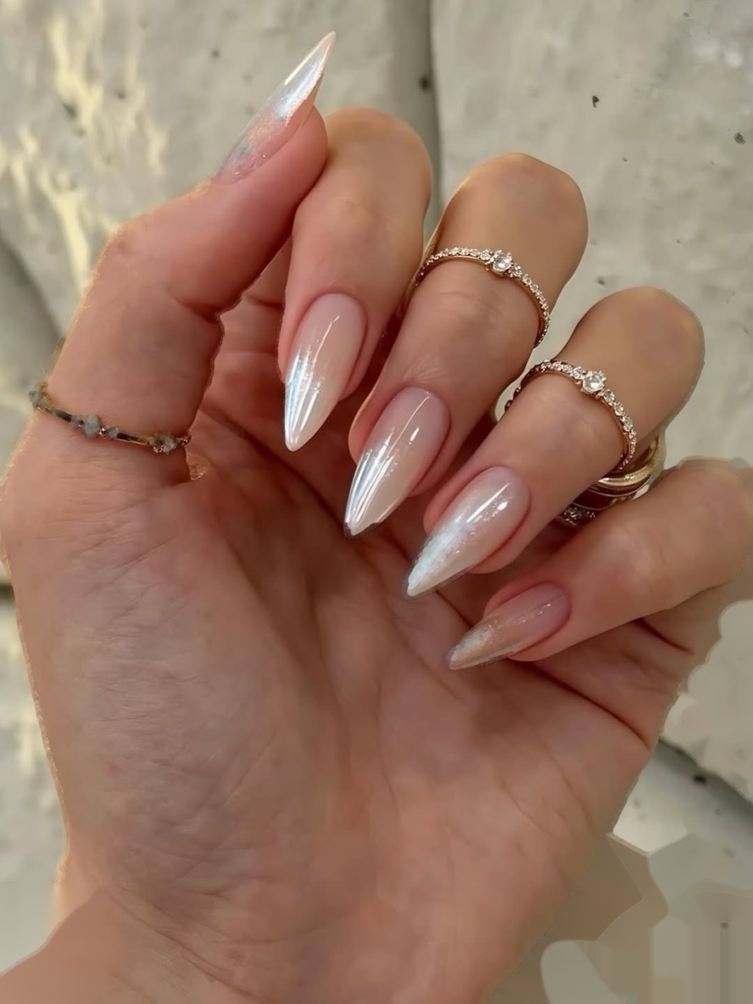 Długie stiletto perłowa wtrą nude OPI