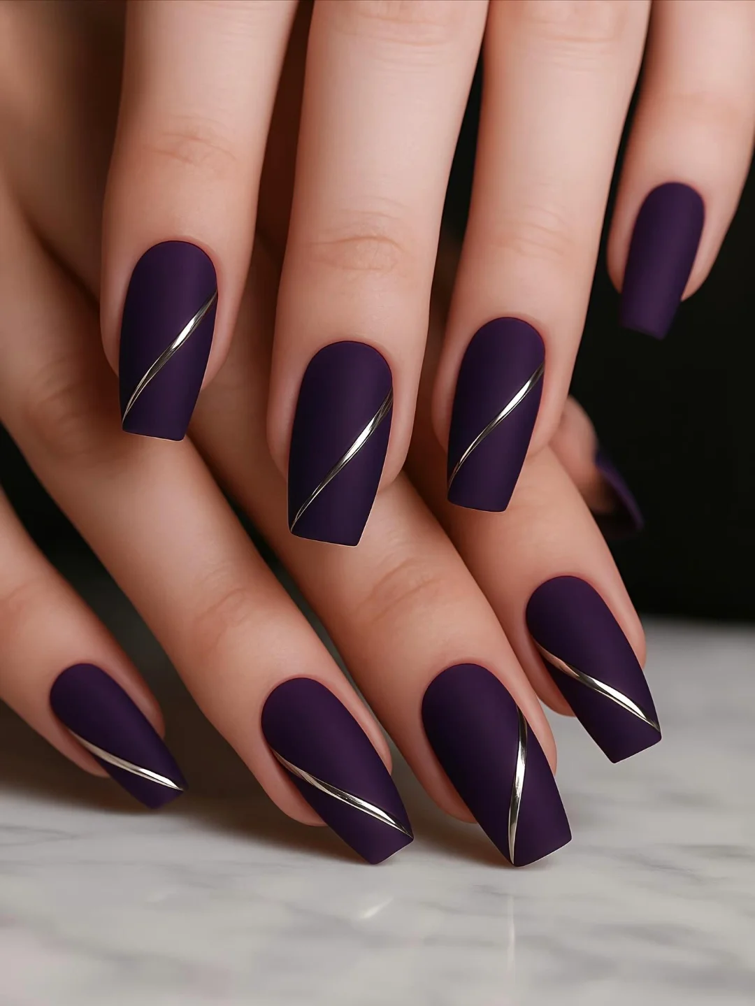 Purpurowa elegancja z metalicznym akcentem