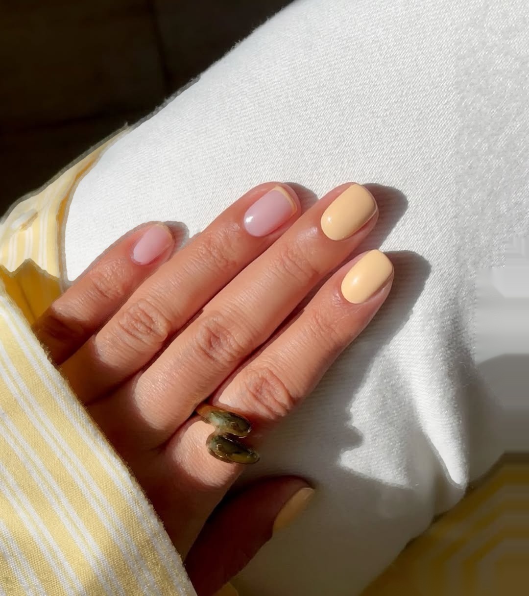 Krótki manicure pastelowy żółty i mikro-french Oxxi