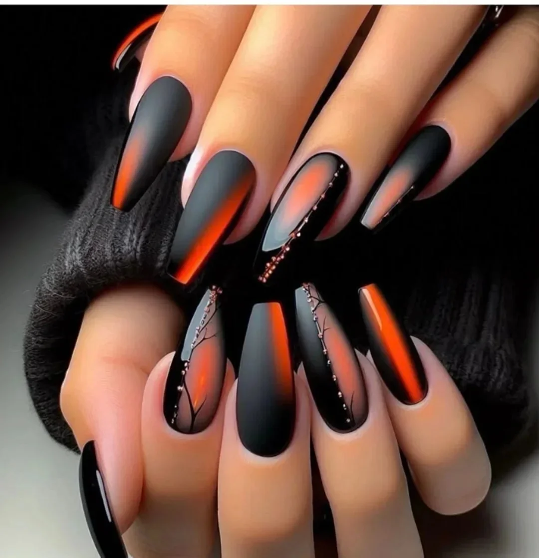 Czarna satyna z ognistymi akcentami: manicure, który hipnotyzuje