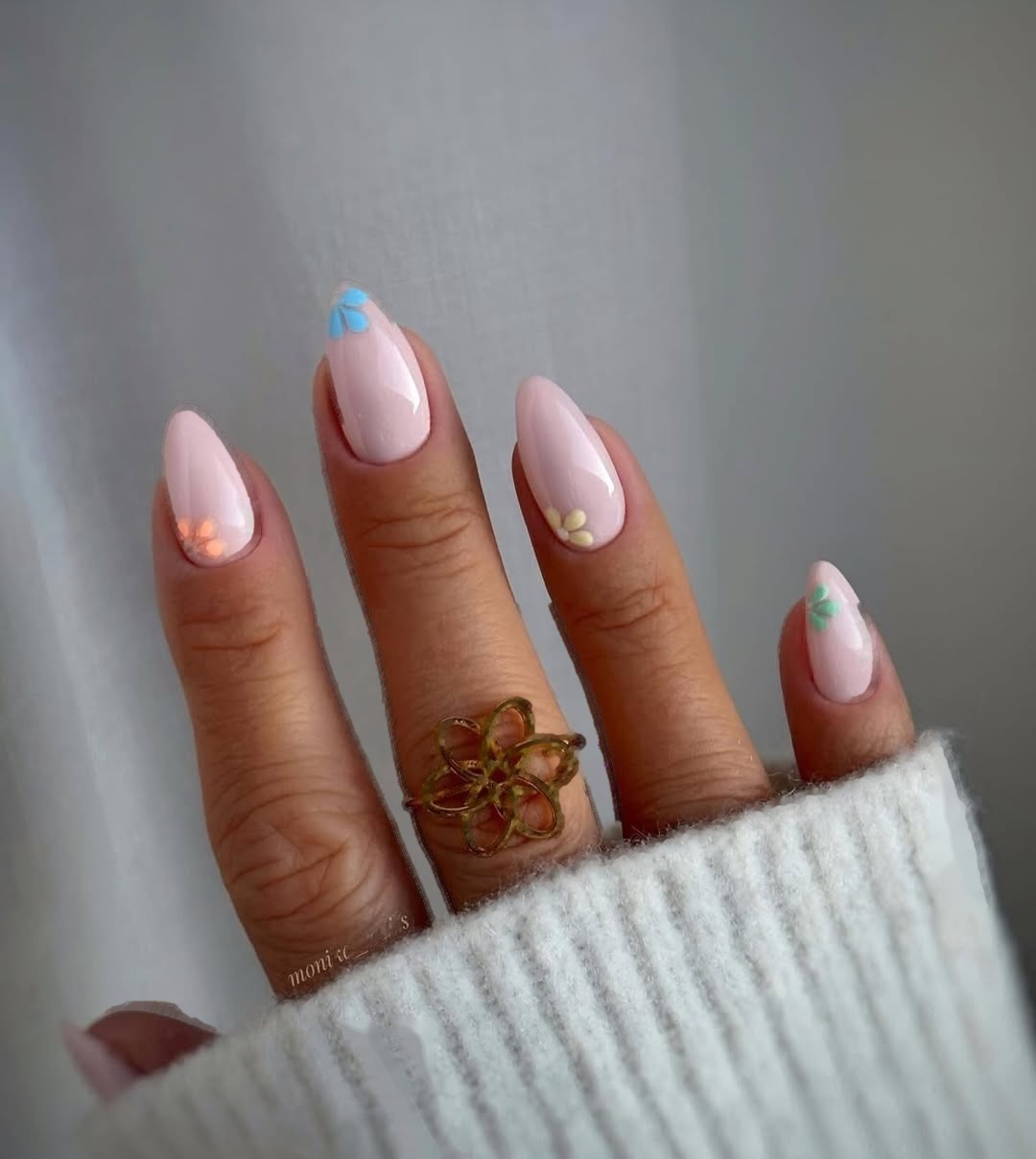 Migdał mleczny róż pastelowe kwiaty Gelish